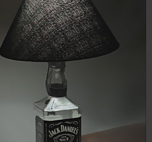 Abajur com garrafa de Jack Daniel’s para o seu quarto ficar com um toque mais original